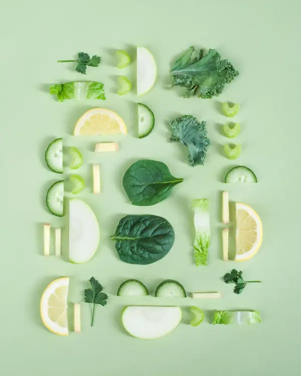 Auswahl grüner Naturprodukte und frischer Zutaten als Sinnbild für Algen-Superfoods
