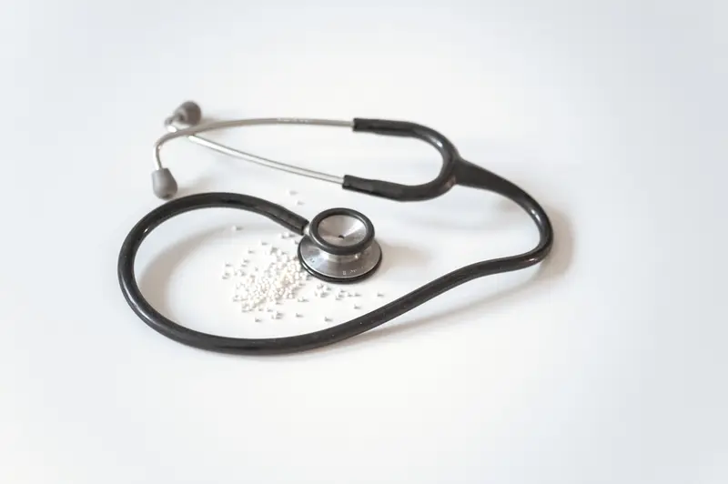 Stethoskop auf Dokumenten als Symbol für die private Krankenversicherung