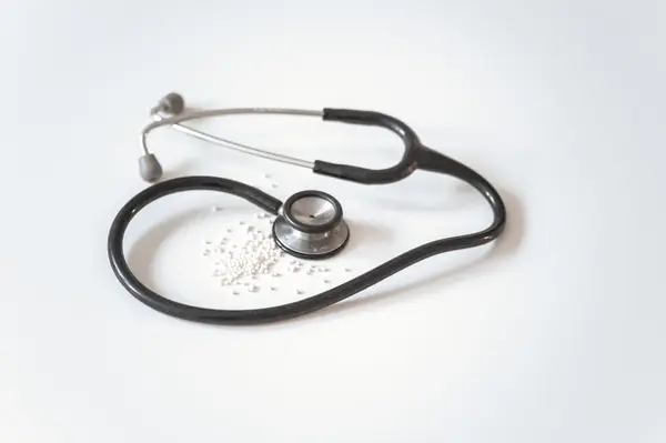Stethoskop auf Dokumenten als Symbol für die private Krankenversicherung